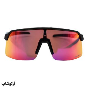 عکس از عینک ورزشی اوکلی 3 کاوره، با فریم مشکی رنگ، طرح نیم فریم، و دسته سبز تیره و لنز Prizm مدل OO9464-0539