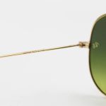 عکس از عینک آفتابی Ray-Ban با فریم خلبانی، رنگ طلایی، لنز سنگ و سبز تیره و سایه روشن مدل RB3026 HQ