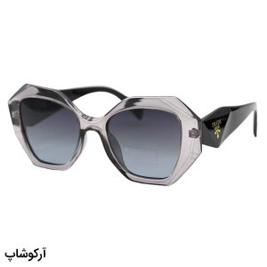 عکس از عینک آفتابی پلاریزه PRADA با فریم طوسی، شکل پروانه‌ای، دسته مشکی و لنز دودی سایه روشن مدل P8815