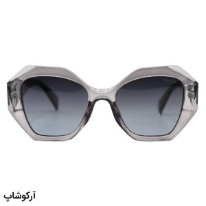 عکس از عینک آفتابی پلاریزه PRADA با فریم طوسی، شکل پروانه‌ای، دسته مشکی و لنز دودی سایه روشن مدل P8815