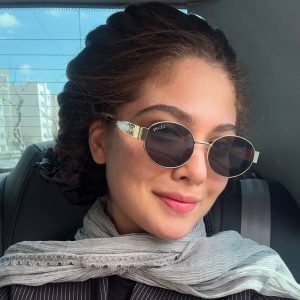 عکس از عینک آفتابی سلین (CELINE) با فریم بیضی شکل، ترند و جدید بر روی صورت مدل