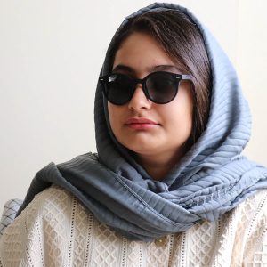 عکس از عینک آفتابی اوگا مورل با فریم شکل گرد، رنگ مات، لنز تیره، پلاریزه و آنتی رفلکس مدل 7914 بر روی صورت فاطمه ابراهیم زاده