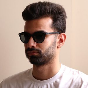 عکس از عینک آفتابی اوگا مورل با فریم شکل گرد، رنگ مات، لنز تیره، پلاریزه و آنتی رفلکس مدل 7914 بر روی صورت محمدحسین ابراهیم زاده