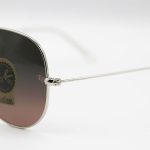 عکس از عینک آفتابی Ray-Ban با فریم خلبانی، رنگ نقرهای، لنز سنگ و قهوهای تیره و هایلایت مدل RB3026 HQ