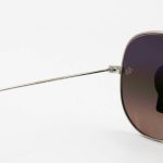 عکس از عینک آفتابی Ray-Ban با فریم خلبانی، رنگ نقرهای، لنز سنگ و قهوهای تیره و هایلایت مدل RB3026 HQ
