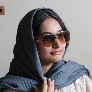 عکس از عینک آفتابی لاکچری میباخ با فریم فلزی، شکل خلبانی مدل 63089 بر روی صورت فاطمه ابراهیم زاده