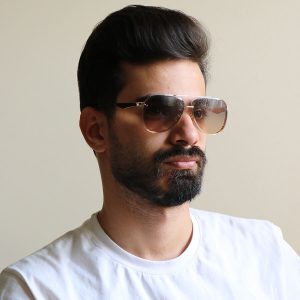عکس از عینک آفتابی لاکچری میباخ با فریم فلزی، شکل خلبانی مدل 63089 بر روی صورت محمدحسین ابراهیم زاده