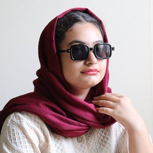 عکس از عینک آفتابی DIOR با فریم مربعی شکل، رنگ مشکی براق و قهوه ای و لنز دودی تیره مدل FG888 بر روی صورت فاطمه ابراهیم زاده