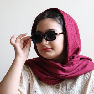 عکس از عینک آفتابی DIOR با فریم مربعی شکل، رنگ مشکی براق و قهوه ای و لنز دودی تیره مدل FG888 بر روی صورت فاطمه ابراهیم زاده