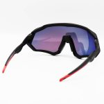 عکس از عینک ورزشی OAKLEY با فریم مشکی رنگ، 3 کاور لنز قابل تعویض و تجهیزات کامل مدل OO9403-01