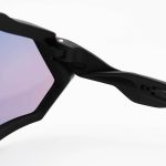 عکس از عینک ورزشی OAKLEY با فریم مشکی رنگ، 3 کاور لنز قابل تعویض و تجهیزات کامل مدل OO9403-01