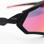 عکس از عینک ورزشی OAKLEY با فریم مشکی رنگ، 3 کاور لنز قابل تعویض و تجهیزات کامل مدل OO9403-01