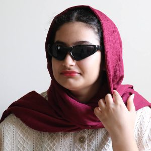 عکس از عینک آفتابی فانتزی بالینسیاگا با فریم مشکی، بیس دار و بیضی شکل و لنز دودی تیره مدل PP1004 بر روی صورت فاطمه ابراهیم زاده