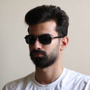 عکس از عینک آفتابی پرسول با فریم مستطیلی، رنگ مشکی، بیس دار و لنز دودی تیره و از جنس شیشه مدل 2410S بر روی صورت محمدحسین ابراهیم زاده