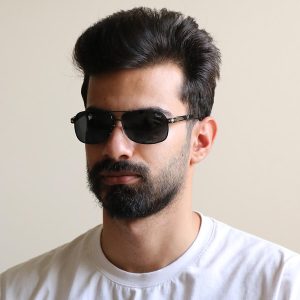 عکس از عینک آفتابی پرسول با فریم مستطیلی، رنگ مشکی، بیس دار و لنز دودی تیره و از جنس شیشه مدل 2412S بر روی صورت محمدحسین ابراهیم زاده