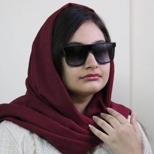 عکس از عینک آفتابی مردانه Burberry با فریم مربعی شکل، رنگ مشکی مات و عدسی دودی سایه روشن مدل 4239 بر روی صورت فاطمه ابراهیم زاده