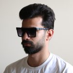 عکس از عینک آفتابی مردانه Valentino با فریم مشکی مات، شکل مربعی و لنز سبز سایه روشن مدل 4232 بر روی صورت محمدحسین ابراهیم زاده
