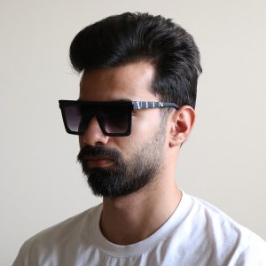 عکس از عینک آفتابی مردانه Valentino با فریم مشکی مات، شکل مربعی و لنز سبز سایه روشن مدل 4232 بر روی صورت محمدحسین ابراهیم زاده