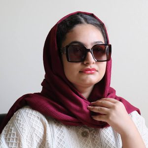 عکس از عینک آفتابی زنانه دیور با فریم قهوه‌ای رنگ، شکل مربعی، دسته پهن و لنز قهوه‌ای هایلایت و پلاریزه مدل P1820 بر روی صورت فاطمه ابراهیم زاده