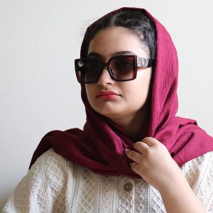 عکس از عینک آفتابی زنانه دیور با فریم قهوه‌ای رنگ، شکل مربعی، دسته پهن و لنز قهوه‌ای هایلایت و پلاریزه مدل P1820 بر روی صورت فاطمه ابراهیم زاده