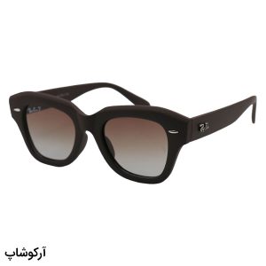 عکس از عینک آفتابی ریبن با فریم شکل ویفرر، رنگ قهوه‌ای مات و عدسی قهوه‌ای سایه روشن و پلاریزه مدل RB2186