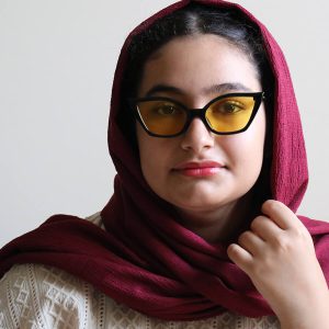 عکس از عینک دید در شب زنانه شنل با فریم مشکی رنگ، شکل چشم گربه ای مدل G1001 بر روی صورت فاطمه ابراهیم زاده
