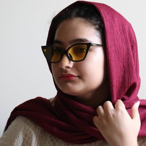 عکس از عینک دید در شب زنانه شنل با فریم مشکی رنگ، شکل چشم گربه ای مدل G1001 بر روی صورت فاطمه ابراهیم زاده