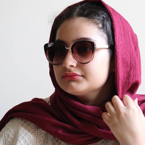 عکس از عینک آفتابی زنانه جیمی چو با فریم گربه‌ای و دسته شاین‌دار مدل 6859 بر روی صورت فاطمه ابراهیم زاده