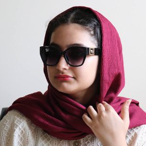 عکس از عینک آفتابی زنانه Versace با فریم شکل چشم گربه‌ای مدل 8817 بر روی صورت فاطمه ابراهیم زاده