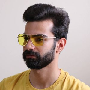 عکس از عینک دید در شب لاکچری میباخ با فریم مربعی شکل، رنگ طلایی و عدسی زرد مدل N2001 بر روی صورت محمدحسین ابراهیم زاده