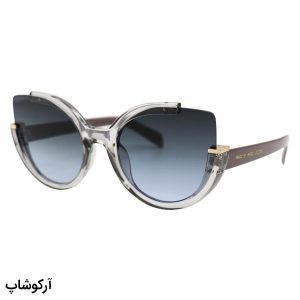 عکس از عینک آفتابی زنانه با فریم چشم گربه‌ای، رنگ طوسی و عدسی دودی سایه روشن مارک جیکوبز مدل 8252