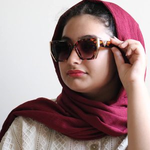 عکس از عینک آفتابی زنانه VALENTINO با فریم هاوانا، شکل پروانه‌ای و عدسی قهوه‌ای سایه روشن مدل VN88002 بر روی صورت فاطمه ابراهیم زاده