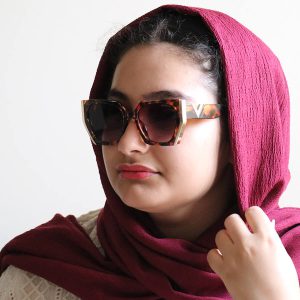 عکس از عینک آفتابی زنانه VALENTINO با فریم هاوانا، شکل پروانه‌ای و عدسی قهوه‌ای سایه روشن مدل VN88002 بر روی صورت فاطمه ابراهیم زاده