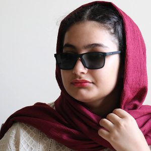 عکس از عینک آفتابی OGA MOREL با فریم مستطیلی، لنز پلاریزه و آنتی رفلکس مدل 7908 بر روی صورت فاطمه ابراهیم زاده