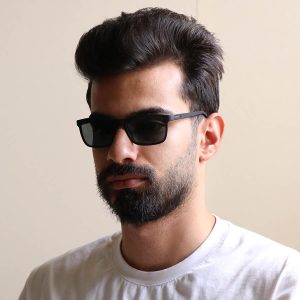 عکس از عینک آفتابی OGA MOREL با فریم مستطیلی، لنز پلاریزه و آنتی رفلکس مدل 7908 بر روی صورت محمدحسین ابراهیم زاده