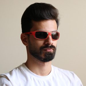 عکس از عینک ورزشی RELAX با فریم قرمز رنگ، بیس دار و عدسی دودی تیره و پلاریزه مدل R2260A بر روی صورت محمدحسین ابراهیم زاده