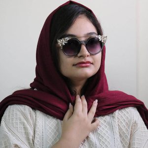 عکس از عینک آفتابی زنانه نگین دار برند Swarovski مدل 6697 بر روی صورت فاطمه ابراهیم زاده