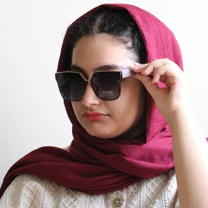 عکس از عینک آفتابی CHANEL با فریم شکل مربعی و لنز پلاریزه مدل P6809 بر روی صورت فاطمه ابراهیم زاده