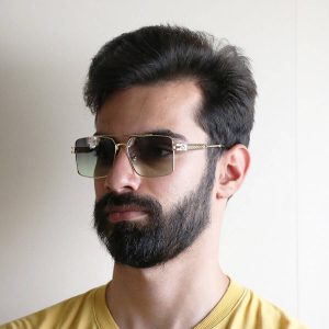 عینک آفتابی با فریم طلایی و دسته طرح دار میباخ مدل 10495 بر روی صورت محمدحسین ابراهیم زاده