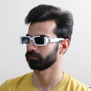 عینک آفتابی فانتزی آف وایت با فریم مستطیلی و طرح گاز زده مدل 22030 بر روی صورت محمدحسین ابراهیم زاده