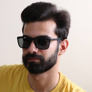 عکس از عینک آفتابی اوگا مورل با فریم شکل ویفرر و لنز پلاریزه و آنتی رفلکس مدل 7902 بر روی صورت محمدحسین ابراهیم زاده