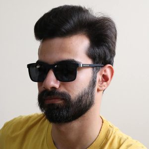 عکس از عینک آفتابی HUGO BOSS با فریم مستطیلی شکل مدل 9529 بر روی صورت محمدحسین ابراهیم زاده