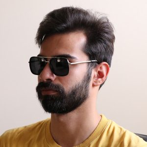 عکس از عینک آفتابی کاررا با فریم شکل مربعی و لنز پلاریزه مدل C426 بر روی صورت محمدحسین ابراهیم زاده