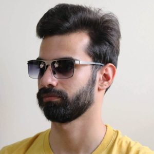 عکس از عینک آفتابی IC! BERLIN با فریم مستطیلی شکل مدل PS18005 بر روی صورت محمدحسین ابراهیم زاده