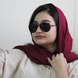 عکس از عینک آفتابی لاگوست با فریم خلبانی، دسته فنردار و لنز تیره و پلاریزه مدل L815 بر روی صورت فاطمه ابراهیم زاده