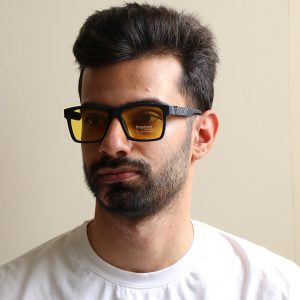 عکس از عینک دید در شب لویی ویتون با فریم مستطیلی شکل، رنگ مشکی مات و لنز زرد رنگ مدل P5081 بر روی صورت محمدحسین ابراهیم زاده