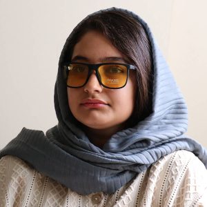 عکس از عینک دید در شب پلیس با فریم مستطیلی شکل، رنگ مشکی مات، دسته فنری و لنز زرد رنگ مدل 1087 بر روی صورت فاطمه ابراهیم زاده