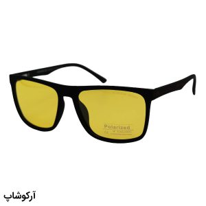 عکس از عینک شب پورشه دیزاین با فریم مستطیلی شکل، رنگ مشکی مات، دسته فنردار و لنز زرد رنگ مدل 1082