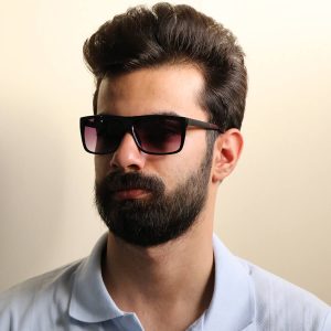 عکس از عینک آفتابی دیزل با فریم شکل مستطیلی، رنگ مشکی براق، دسته نوک مدادی و لنز دودی سایه روشن مدل 98010 بر روی صورت محمدحسین ابراهیم زاده