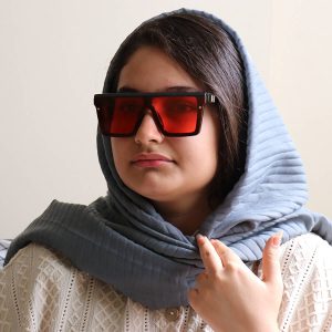 عکس از عینک دید در شب Fendi با فریم مربعی شکل، رنگ مشکی، عدسی یکسره و قرمز رنگ مدل 244 بر روی صورت فاطمه ابراهیم زاده